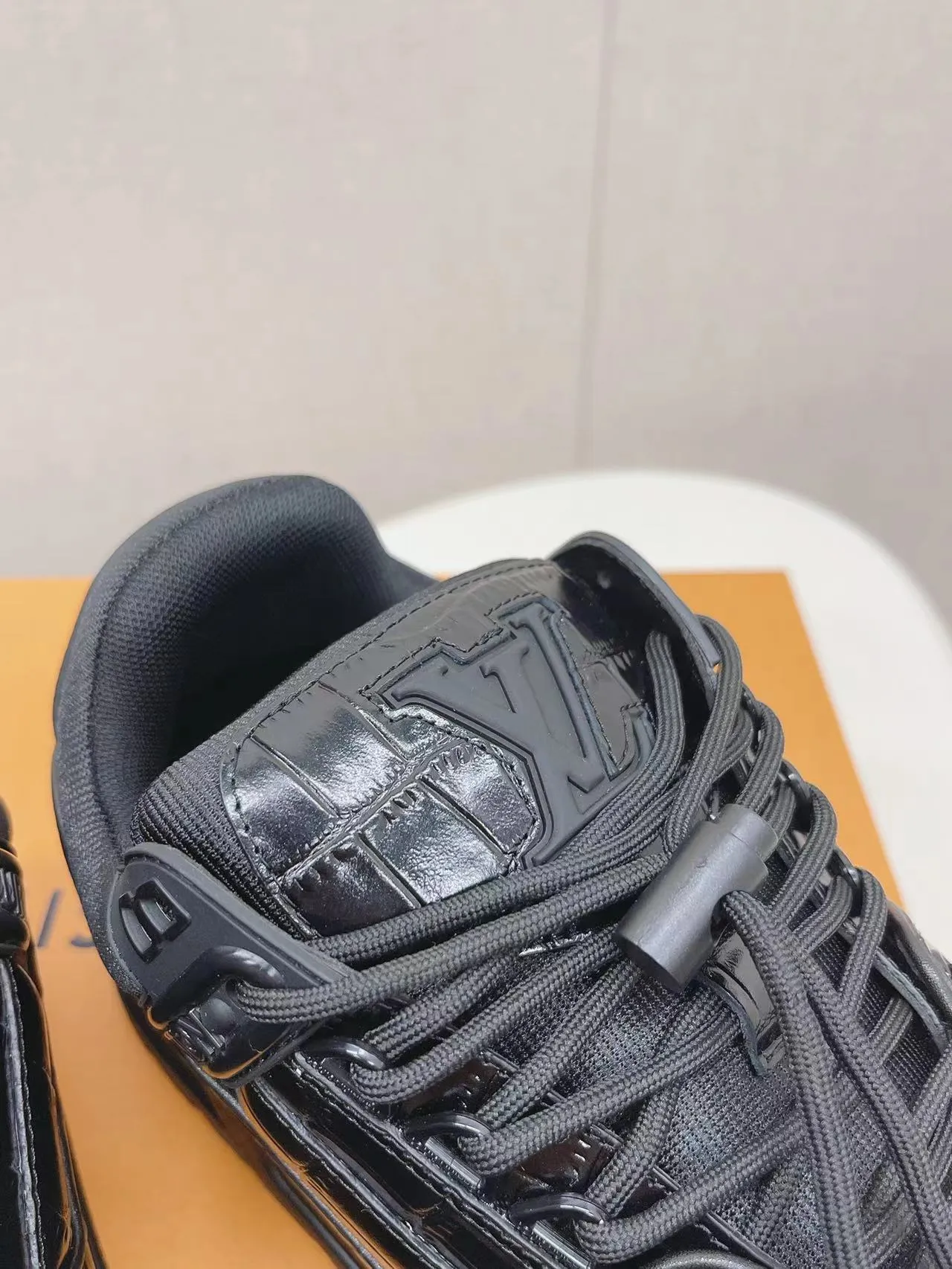 👟👟Ex-factory price 800👟👟 LV casual sneakers, new colors for early spring 2024, amplify the attention of the classic LV Trainer sneakers, and are an extension of inspiration from the 2023 spring and summer men's fashion show. Rubber L.v logos adorn the tongue, sides and back of the shoe. This pair of cute fat version of Trainer has attracted much attention. The three-dimensional and full shoe body is full of childlike fun while being trendy and cool! Size: 38-45